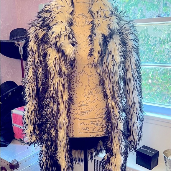 Luxurious Vintage Faux Fur Coat in Black and White - Picture 14 of 14